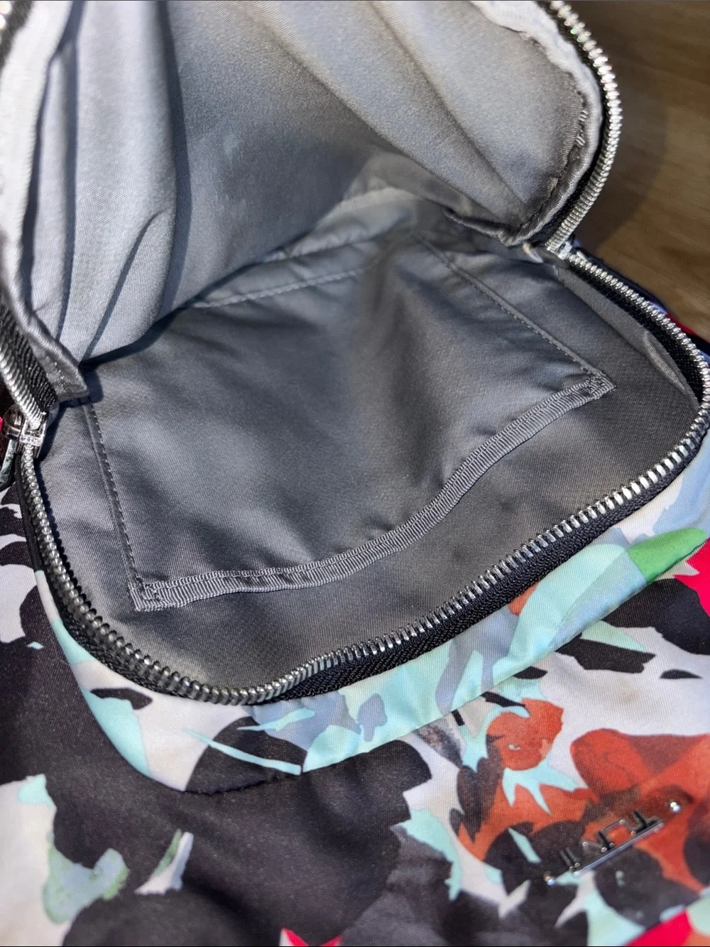 Preowned Tumi sling/backpack - Picture 5 of 9